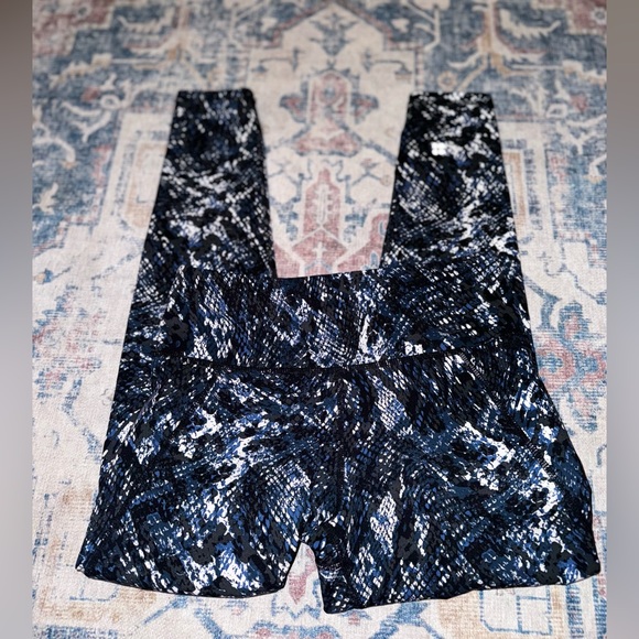 Sweaty Betty Power 7/8 Gym Leggings in
Blue Snake Small - Picture 6 of 6